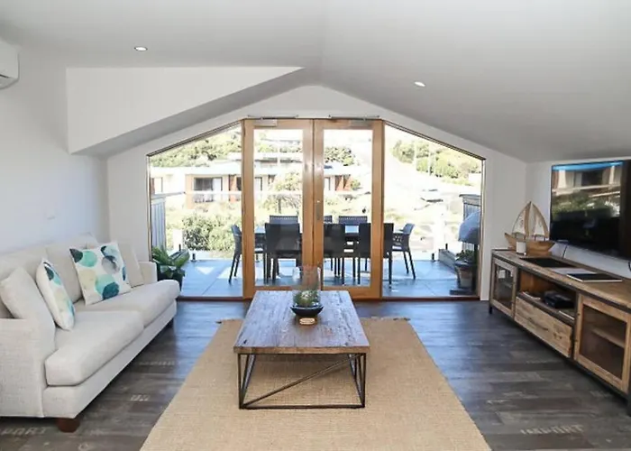 12 Rocks Beach View Loft Central Port Campbell