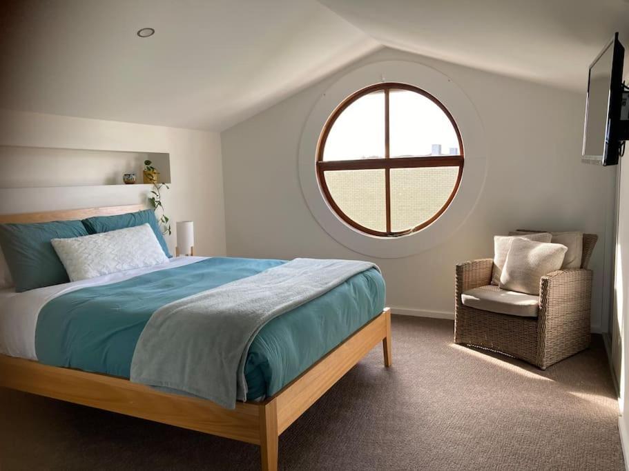 12 Rocks View Loft * Port Campbell